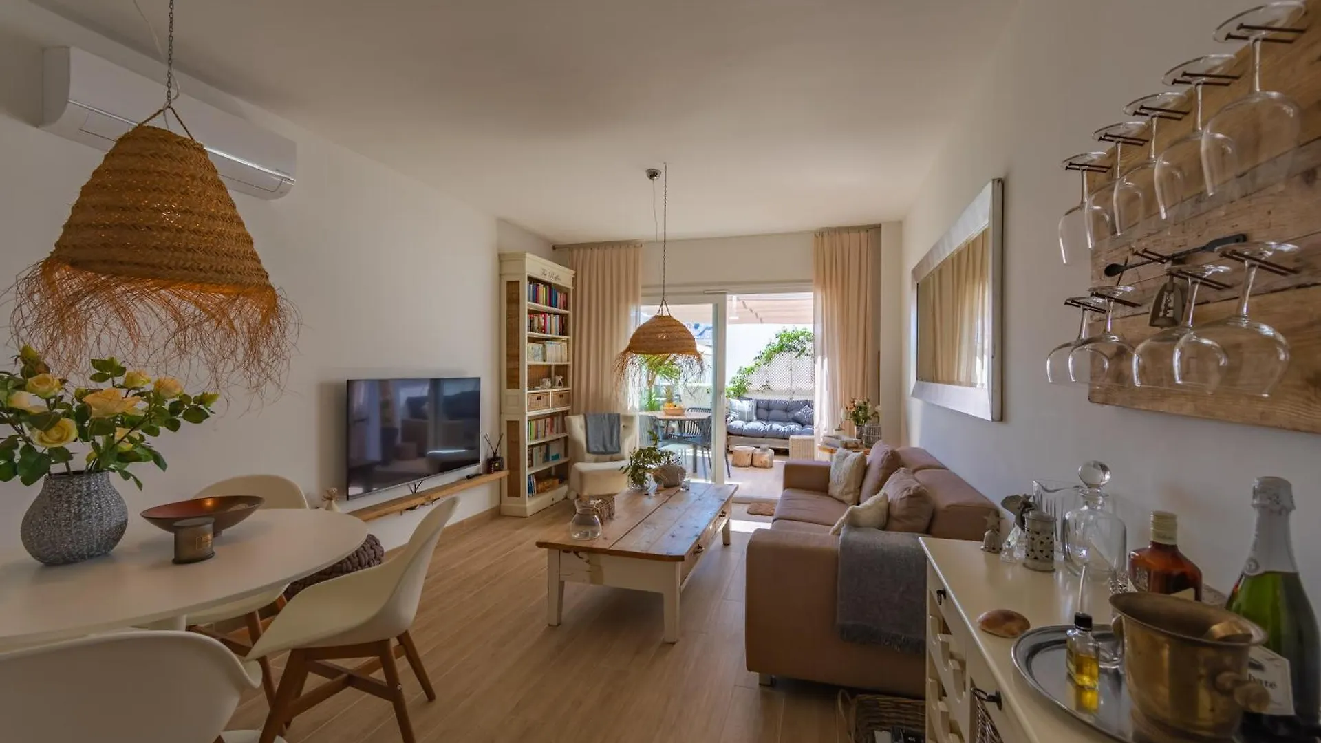 Apartment Terrace, Pool, Near Beach & Home Office Tarifa