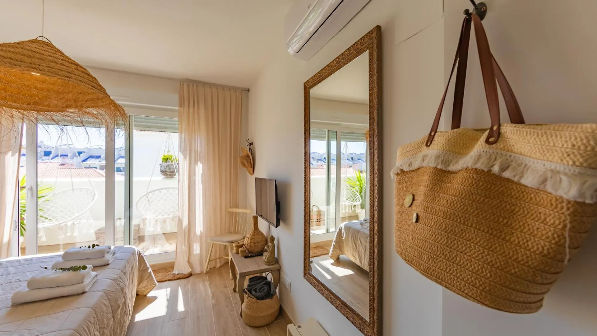 Apartment Terrace, Pool, Near Beach & Home Office Tarifa