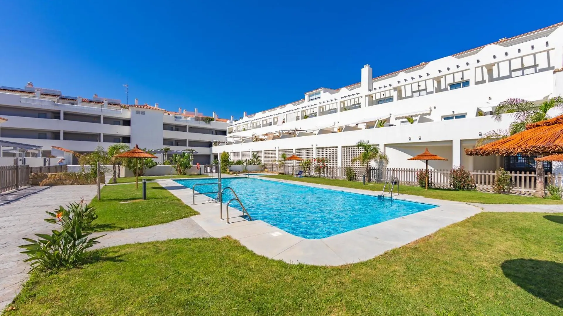 Apartment Terrace, Pool, Near Beach & Home Office Tarifa